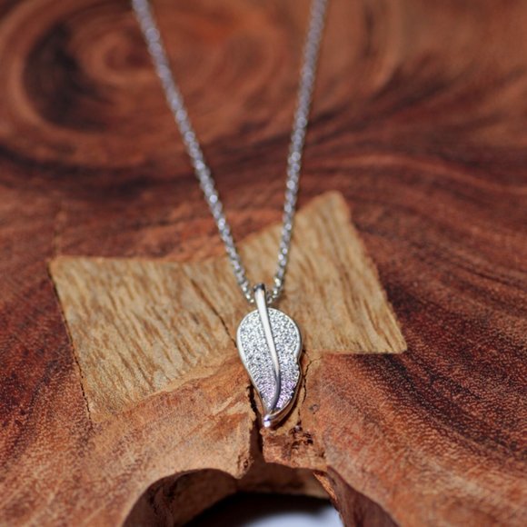 Valence Necklace with Leaf Pendant - Picture 2 of 2